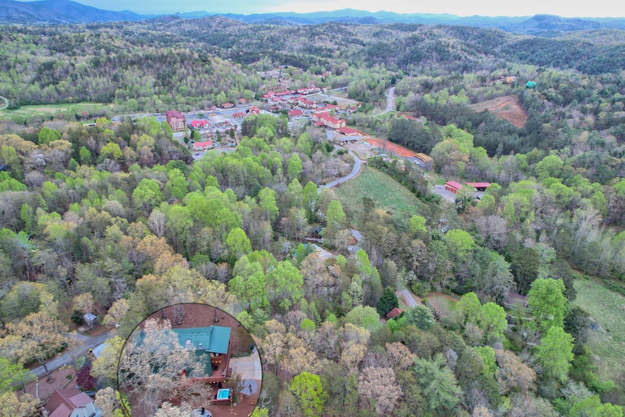 Near Downtown - Hottub, Sauna, Game Room, Fire Pit Chalet *