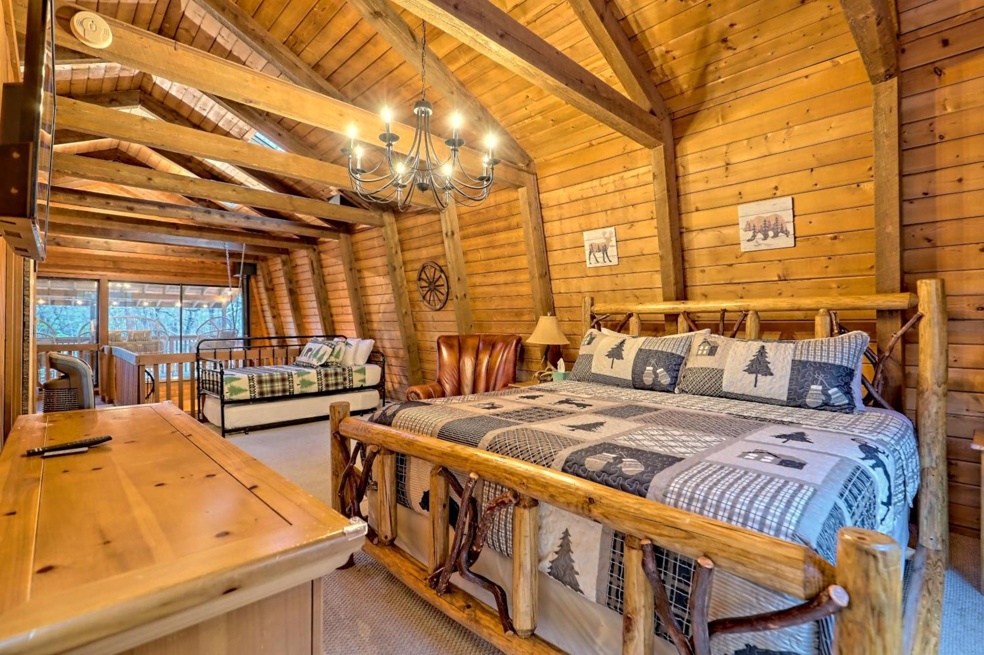 Chalet Near Downtown - Hottub, Sauna, Game Room, Fire Pit *