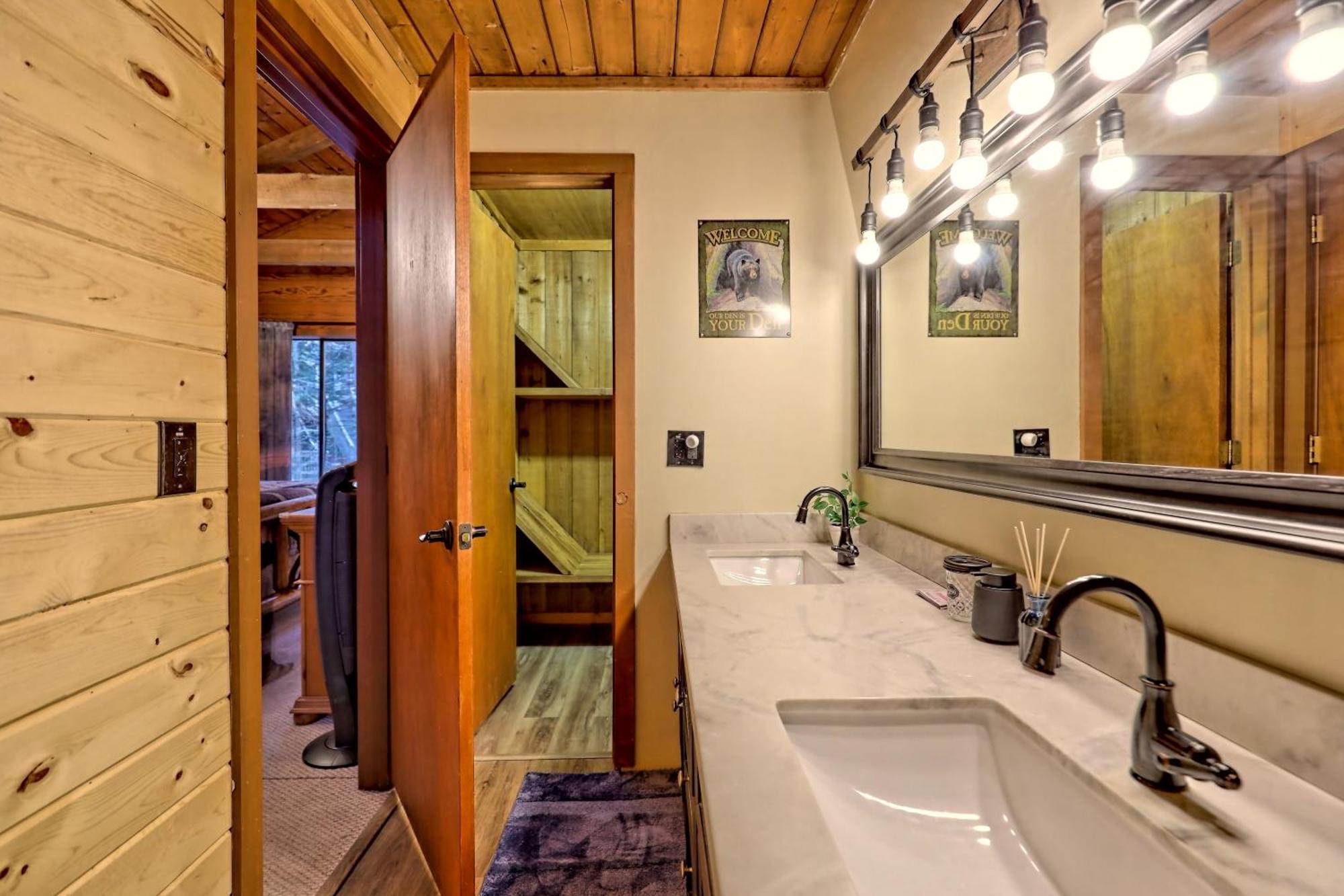 Near Downtown - Hottub, Sauna, Game Room, Fire Pit Chalet *