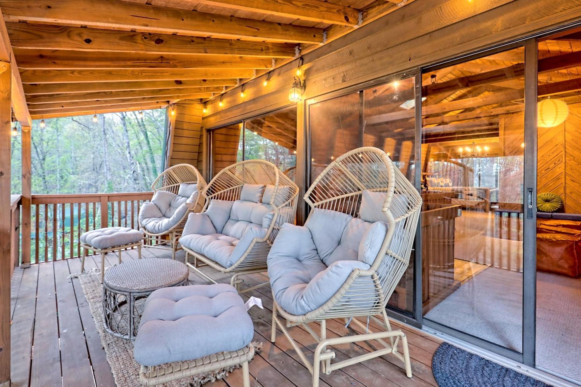 Chalet Near Downtown - Hottub, Sauna, Game Room, Fire Pit *