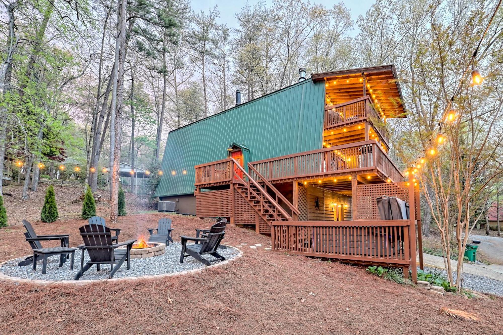 Near Downtown - Hottub, Sauna, Game Room, Fire Pit