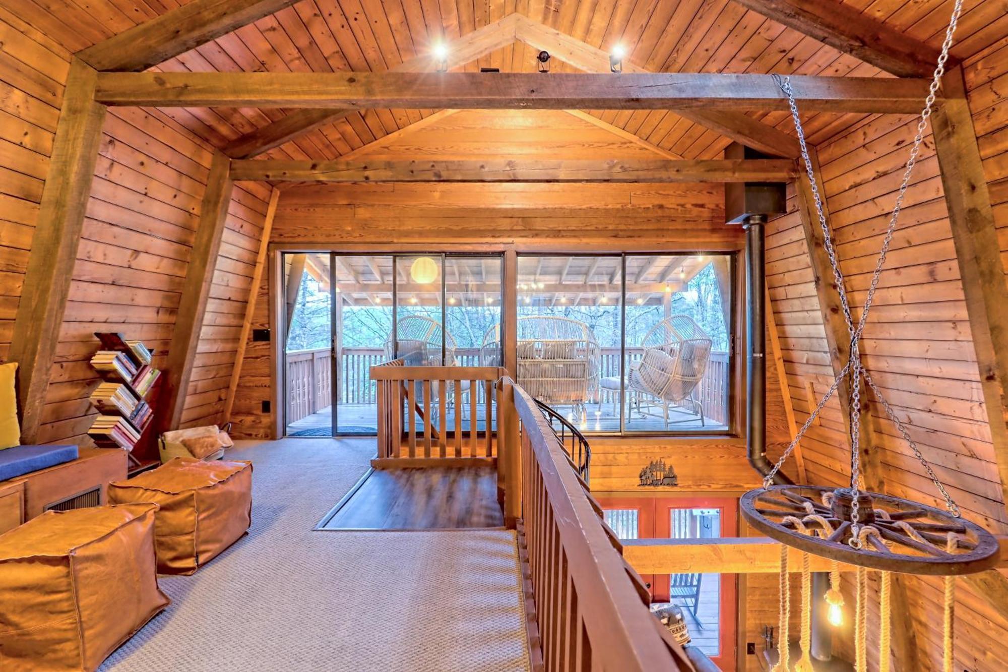 Near Downtown - Hottub, Sauna, Game Room, Fire Pit *