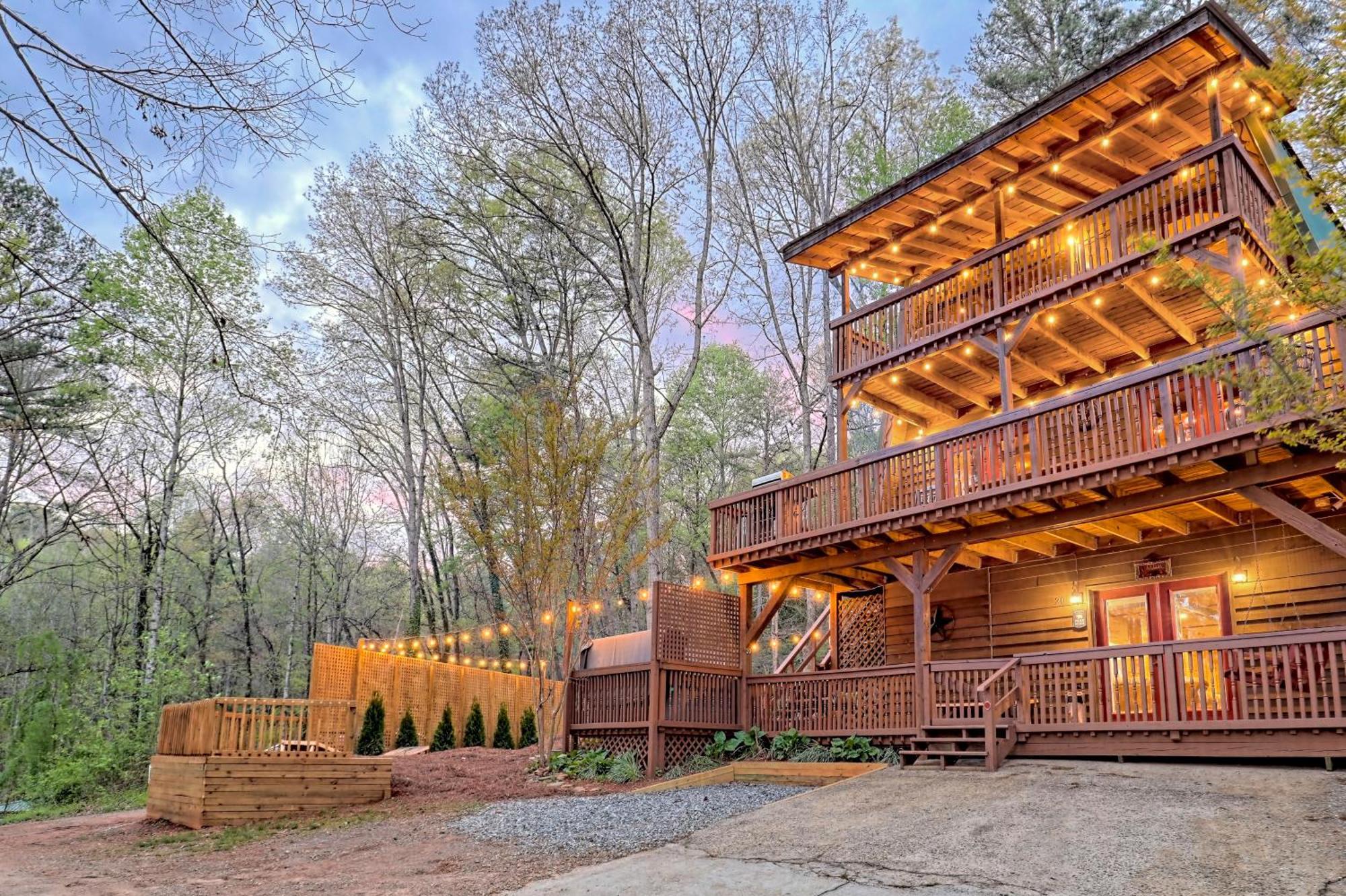 Chalet Near Downtown - Hottub, Sauna, Game Room, Fire Pit
