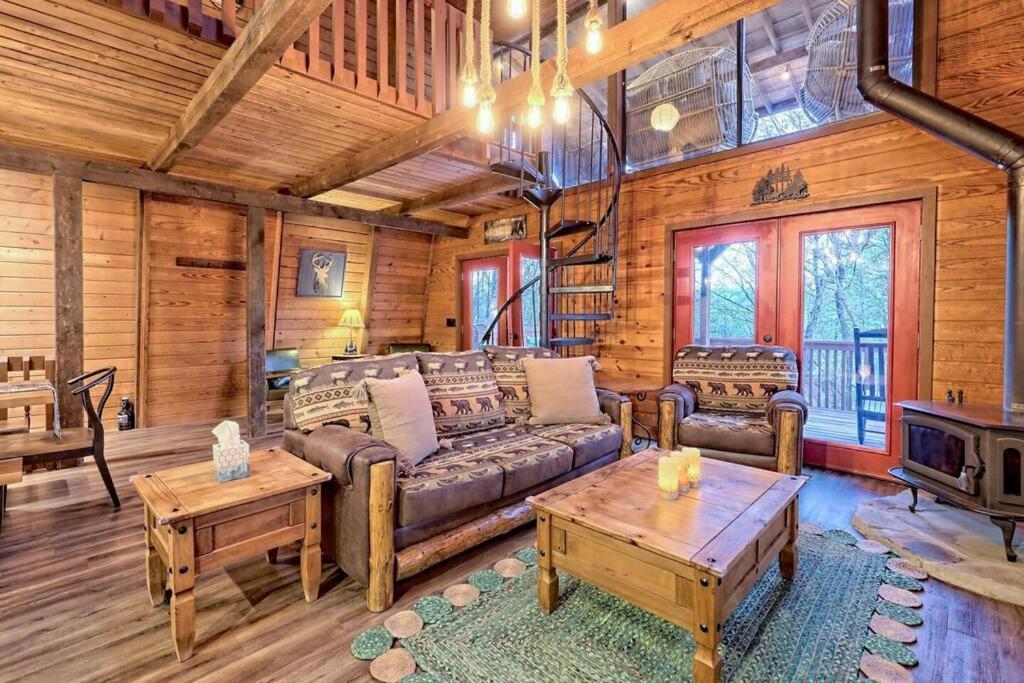 Near Downtown - Hottub, Sauna, Game Room, Fire Pit Chalet *