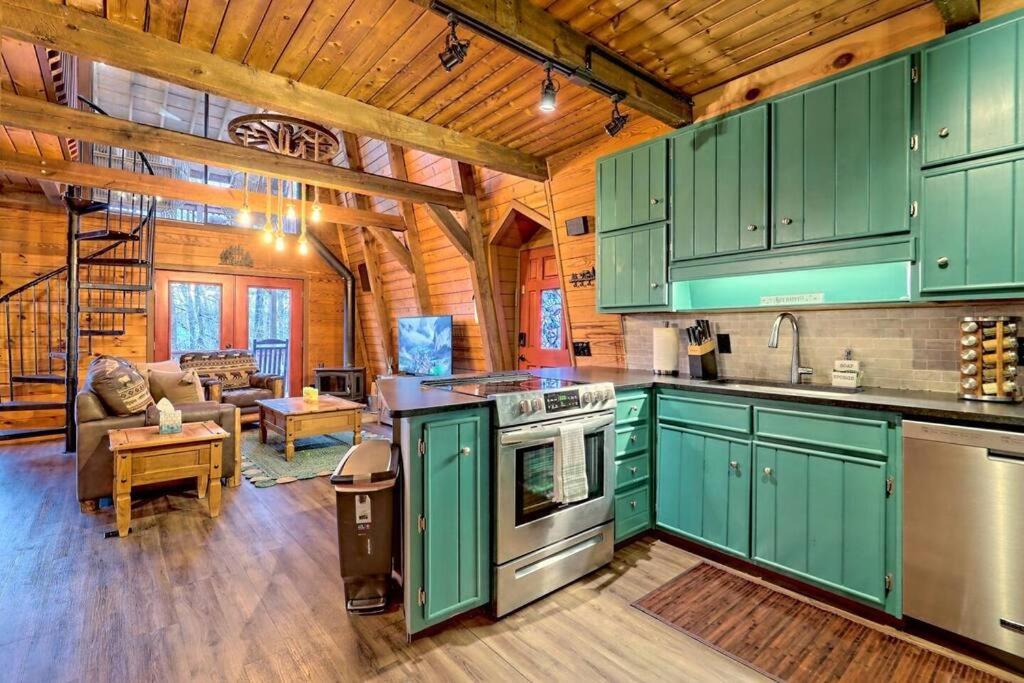 Chalet Near Downtown - Hottub, Sauna, Game Room, Fire Pit