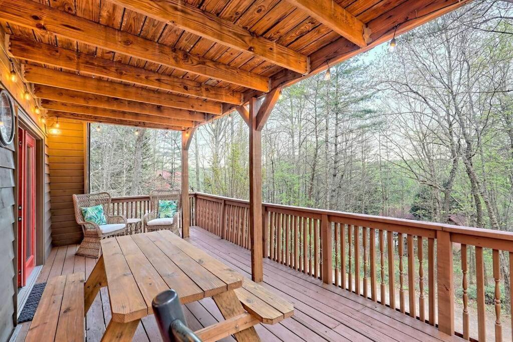 Near Downtown - Hottub, Sauna, Game Room, Fire Pit Chalet *