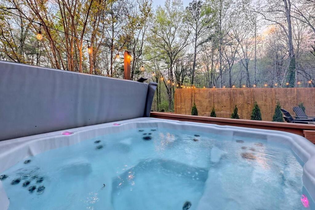 Near Downtown - Hottub, Sauna, Game Room, Fire Pit *