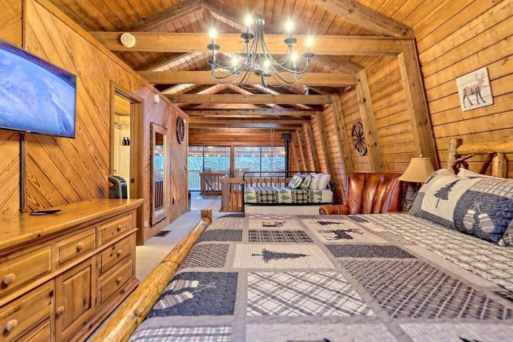 Near Downtown - Hottub, Sauna, Game Room, Fire Pit Chalet
