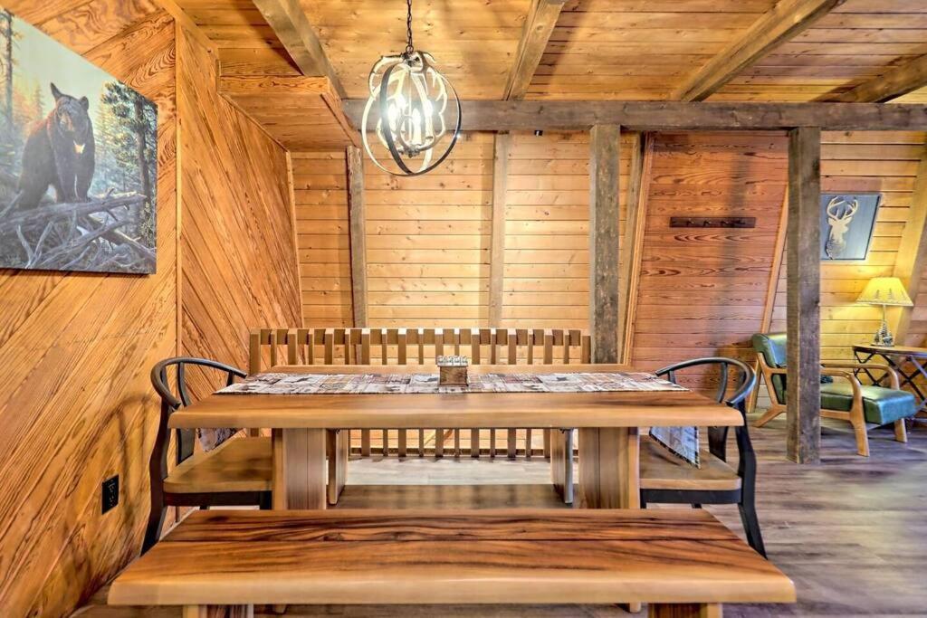 Chalet Near Downtown - Hottub, Sauna, Game Room, Fire Pit