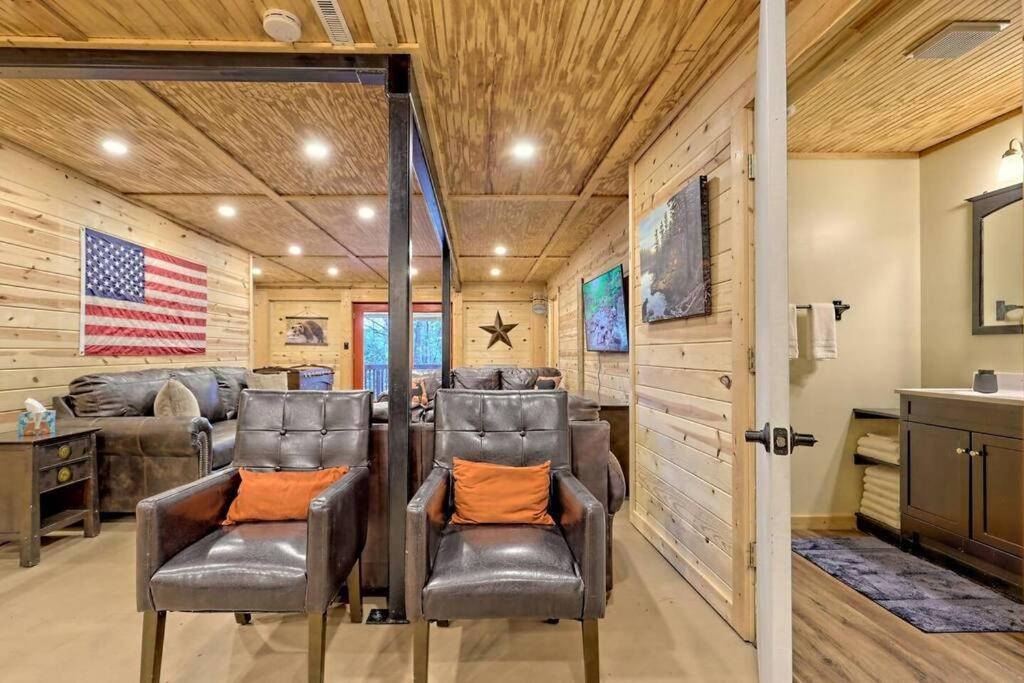 Chalet Near Downtown - Hottub, Sauna, Game Room, Fire Pit *