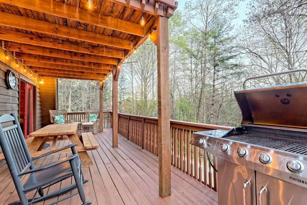 Near Downtown - Hottub, Sauna, Game Room, Fire Pit Chalet
