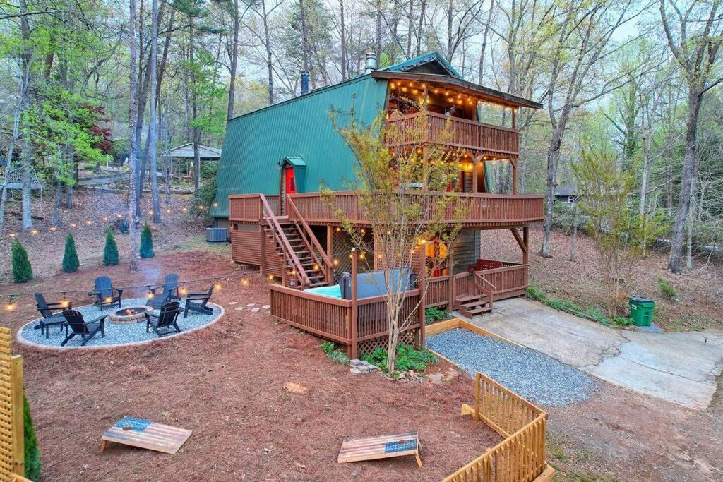 Chalet Near Downtown - Hottub, Sauna, Game Room, Fire Pit