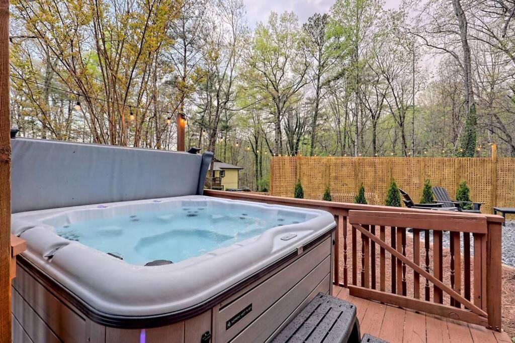 Near Downtown - Hottub, Sauna, Game Room, Fire Pit Chalet *