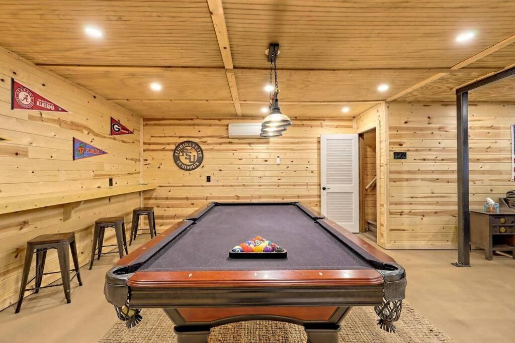 Near Downtown - Hottub, Sauna, Game Room, Fire Pit