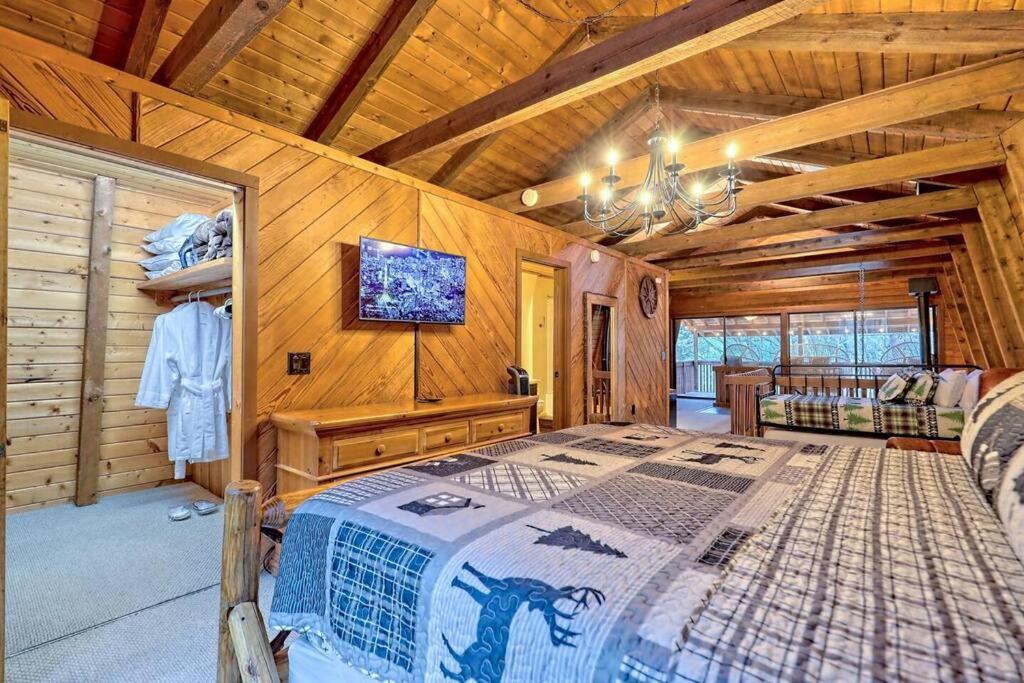 Near Downtown - Hottub, Sauna, Game Room, Fire Pit Chalet *