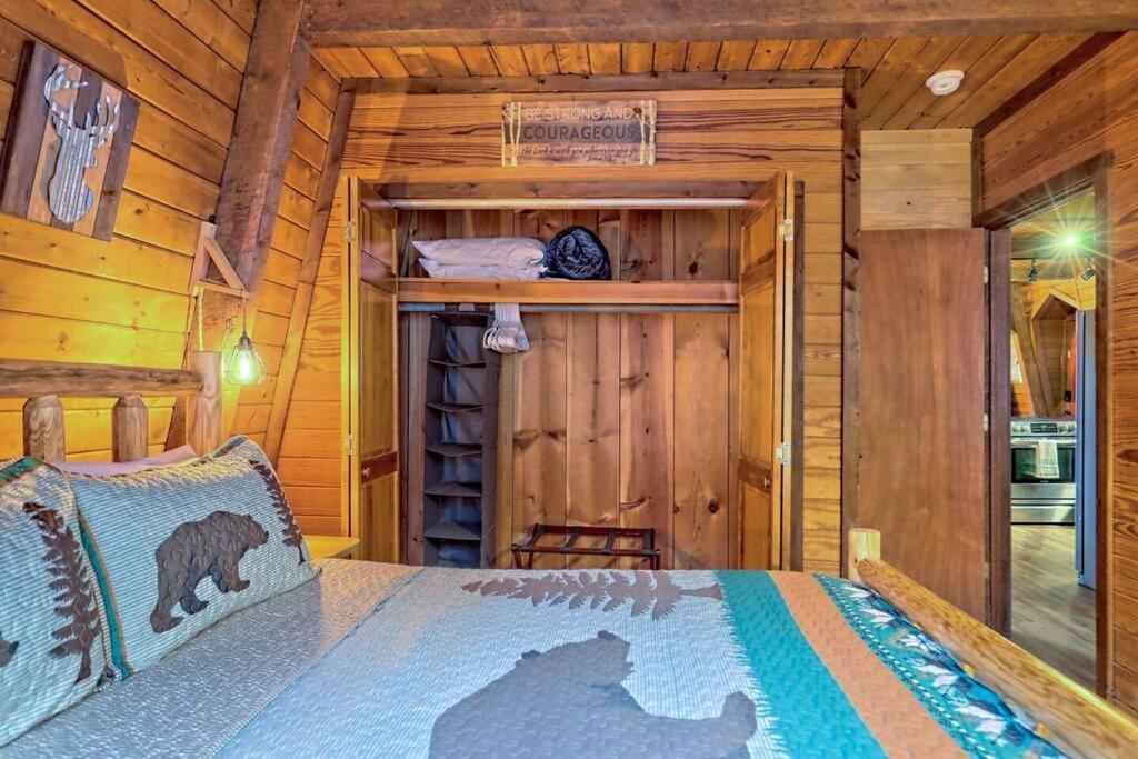 Near Downtown - Hottub, Sauna, Game Room, Fire Pit Chalet
