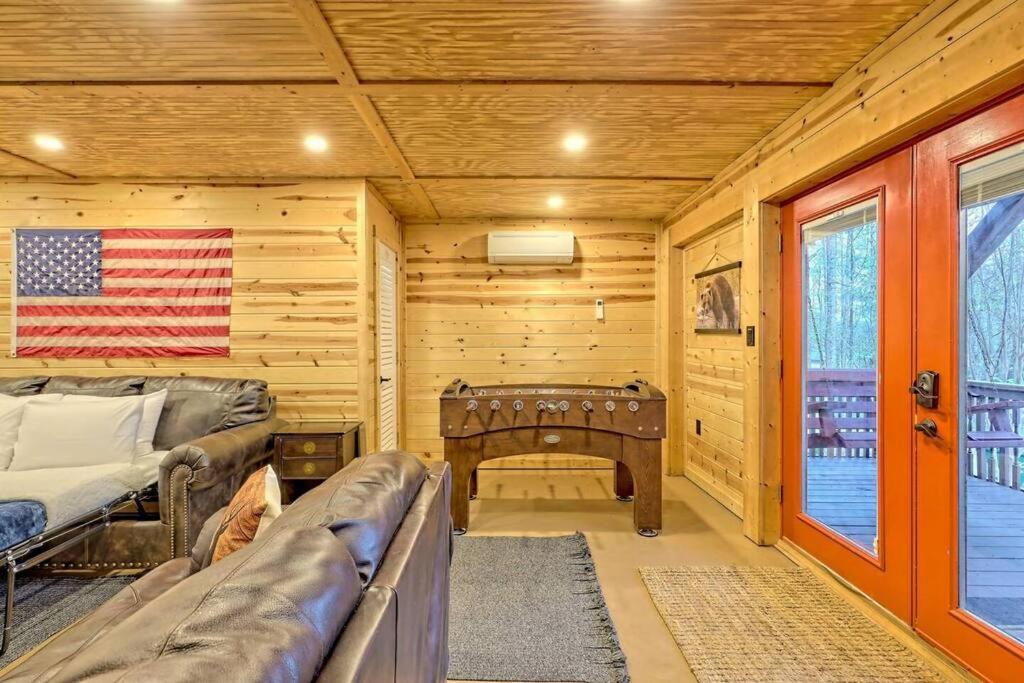 Near Downtown - Hottub, Sauna, Game Room, Fire Pit Chalet *