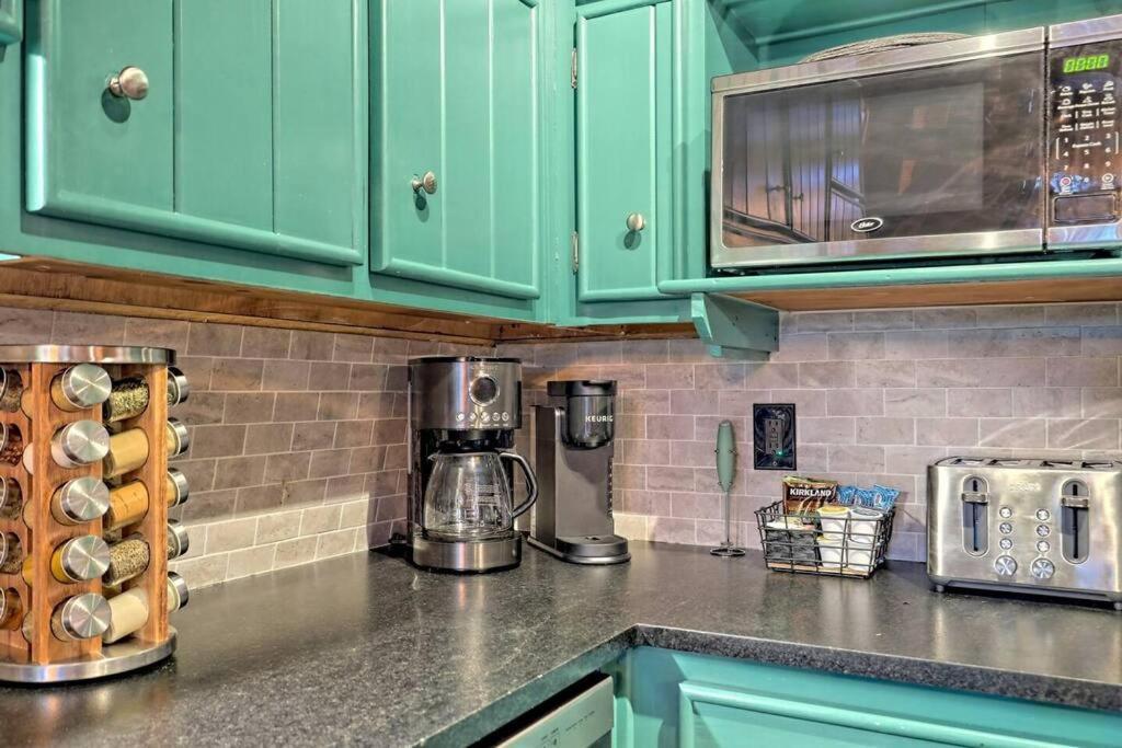 Chalé Near Downtown - Hottub, Sauna, Game Room, Fire Pit *
