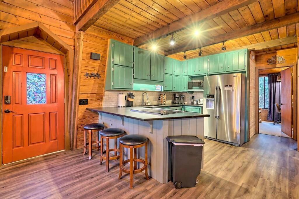 Chalet Near Downtown - Hottub, Sauna, Game Room, Fire Pit Helen