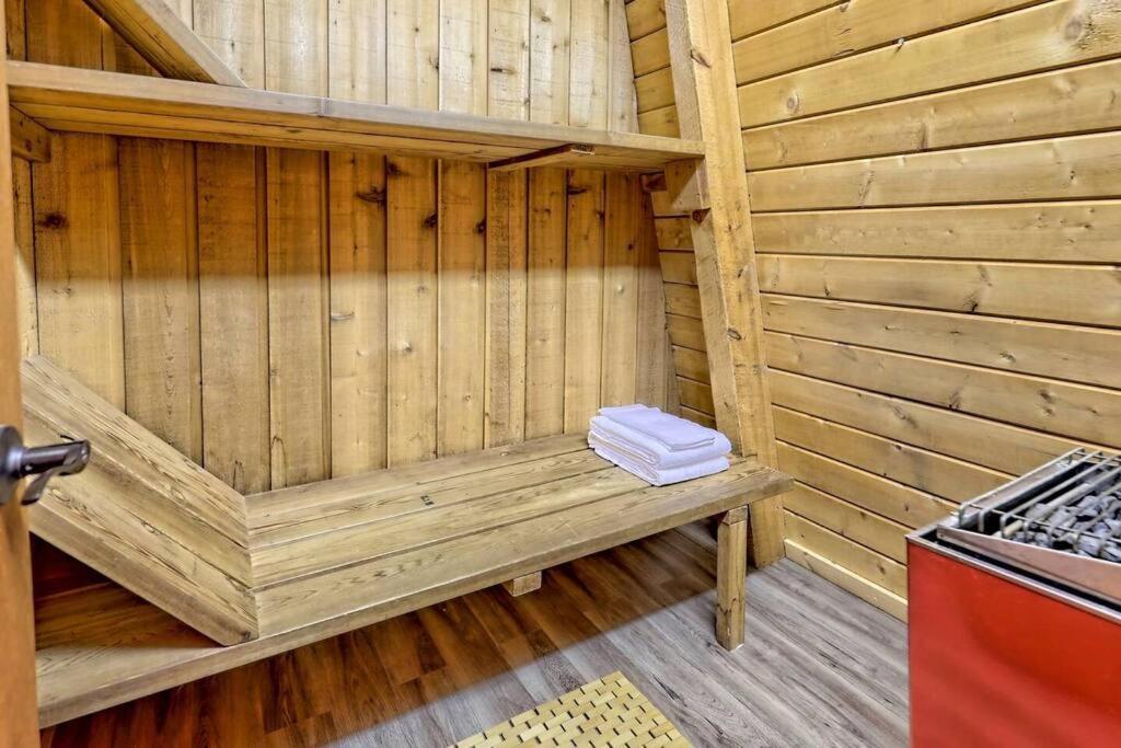 Near Downtown - Hottub, Sauna, Game Room, Fire Pit *
