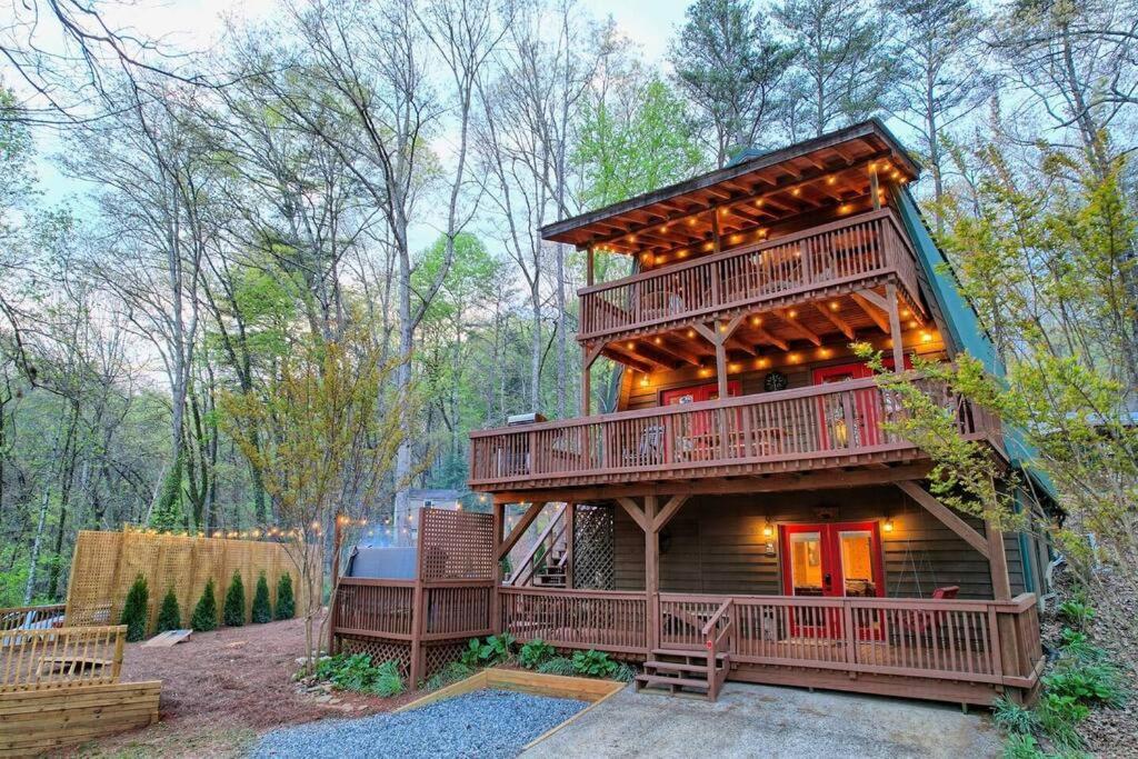 Chalet Near Downtown - Hottub, Sauna, Game Room, Fire Pit *