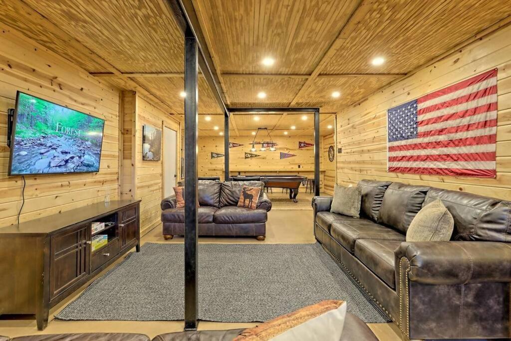 Near Downtown - Hottub, Sauna, Game Room, Fire Pit *