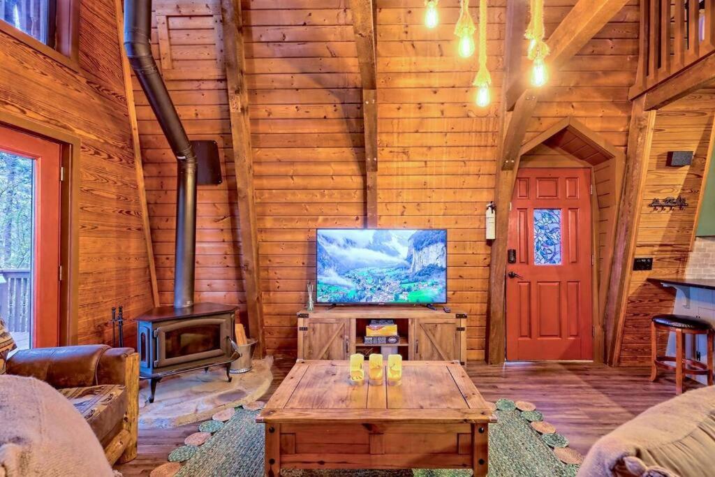 Near Downtown - Hottub, Sauna, Game Room, Fire Pit